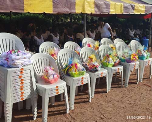 Dons de chaises et vivres à l’association des femmes de logbakro